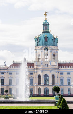 Bellissimo parco pubblico con giardini e fontane vicino castello di Charlottenburg di Berlino, Germania Foto Stock