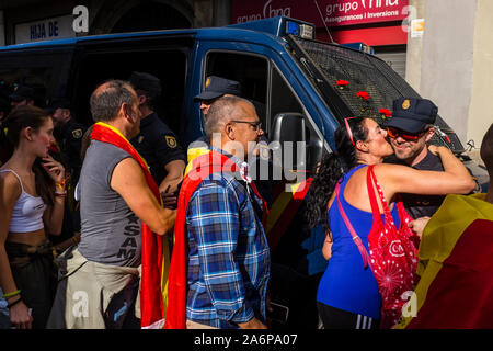 Barcellona, Spagna. 27 ott 2019. Dopo la dimostrazione costituzionalisti, decine di persone hanno affrontato la stazione di polizia di Via Layetana, in una mostra di sostegno e riconoscimento per le forze di polizia nazionali. (Foto di Francisco José Pelay/Pacific Stampa) Credito: Pacific Press Agency/Alamy Live News Foto Stock