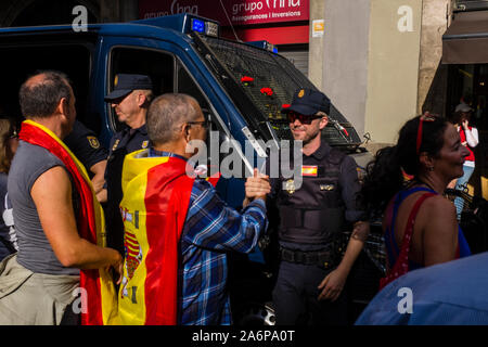 Barcellona, Spagna. 27 ott 2019. Dopo la dimostrazione costituzionalisti, decine di persone hanno affrontato la stazione di polizia di Via Layetana, in una mostra di sostegno e riconoscimento per le forze di polizia nazionali. (Foto di Francisco José Pelay/Pacific Stampa) Credito: Pacific Press Agency/Alamy Live News Foto Stock