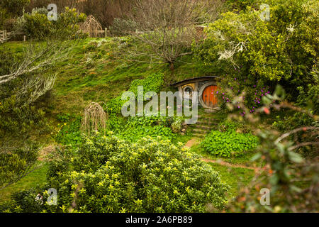 Hobbit foro nascosto sotto una collina in Hobbiton Movie set, Matamata, Nuova Zelanda Foto Stock