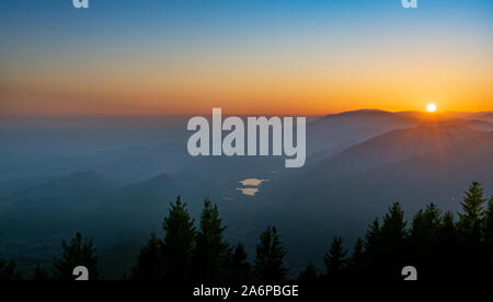 Tramonto sulla cima del monte Pizzoc, il paesaggio della pianura Padana verso i laghi di Revine e la provincia di Treviso Foto Stock