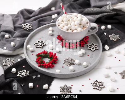 Il Natale di cioccolata calda o un caffè con marshmallow bianco sul tavolo in legno con decorazioni di Natale Foto Stock