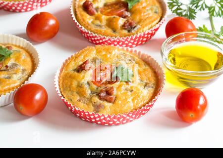 Crostate con uova prosciutto e pomodoro ciliegino Foto Stock