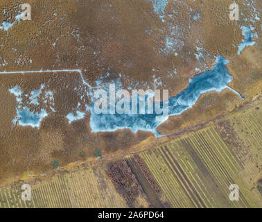 Vista aerea del lago ghiacciato in Ungheria Foto Stock