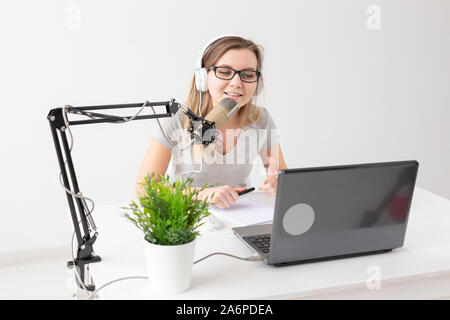 Blogger, streamer e concetto di persone - Funny giovane donna DJ della radio Foto Stock