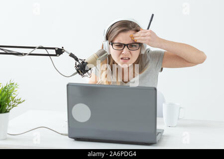 Blogger, streamer e concetto di persone - Funny giovane donna DJ della radio Foto Stock