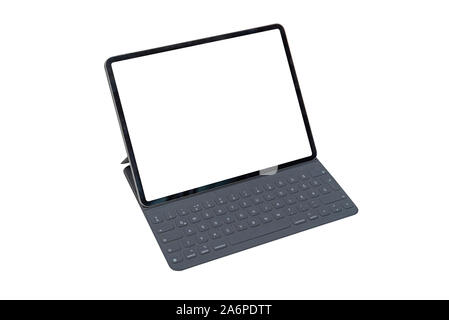 Tablet con tastiera isolato. Schermo isolato per mockup. Posizione isometrica. Foto Stock