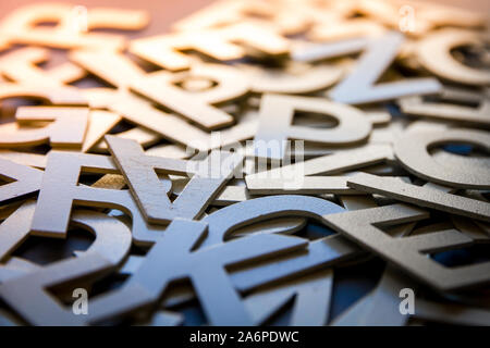 Solido misto lettere pila closeup photo. Istruzione il concetto di sfondo Foto Stock