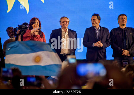 Buenos Aires, capitale federale, Argentina. 27 ott 2019. Elezioni 2019: Alberto FernÃ¡ndez beat Macri nel primo round e Kirchnerism ritorna alla potenza.Il Presidente tagliare le differenze in relazione alle elezioni primarie (PASO), ma non giungere a lui per andare al ballottaggio. Questo Lunedì egli riceve il suo vincitore per avviare la transizione. Cristina sarà il vice e avrà il controllo del Senato. Credito: Roberto Almeida Aveledo/ZUMA filo/Alamy Live News Foto Stock