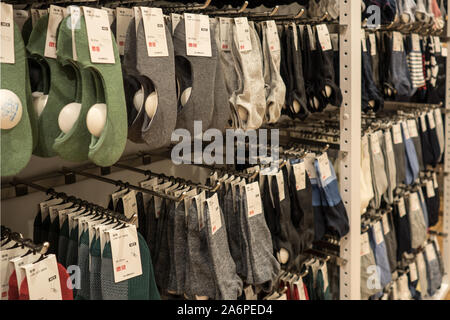 Uniqlo calzini, marchio giapponese shop prodotto a Dalian, Cina 13-06-19 Foto Stock