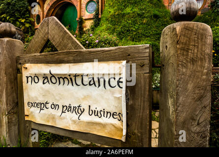 Ingresso alla estremità del sacchetto (Bilbo Baggin Hobbit del foro) e Segno di pertinenza di Bilbo è 111festa di compleanno. Hobbiton Movie set, Matamata, Nuova Zelanda Foto Stock