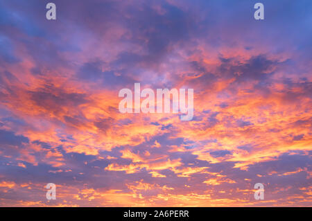 Belle le nuvole di colore arancione su sfondo blu cielo di tramonto. Fiery arancione tramonto Cielo. Bellissimo cielo. Foto Stock