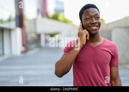 Bel giovane uomo africano nelle strade all'aperto Foto Stock