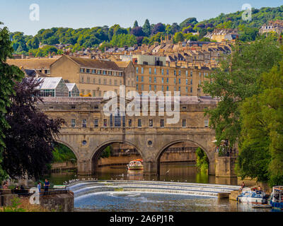 Pulteney ponte che attraversa il fiume Avon a Bath, Inghilterra. Completato da 1774, progettato da Robert Adam in stile palladiano, ha negozi costruiti attraverso Foto Stock