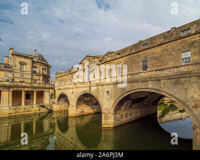 Pulteney ponte che attraversa il fiume Avon a Bath, Inghilterra. Completato da 1774, progettato da Robert Adam in stile palladiano, ha negozi costruiti attraverso Foto Stock