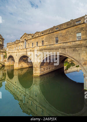 Pulteney ponte che attraversa il fiume Avon a Bath, Inghilterra. Completato da 1774, progettato da Robert Adam in stile palladiano, ha negozi costruiti attraverso Foto Stock