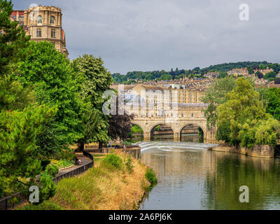 Pulteney ponte che attraversa il fiume Avon a Bath, Inghilterra. Completato da 1774, progettato da Robert Adam in stile palladiano, ha negozi costruiti attraverso Foto Stock