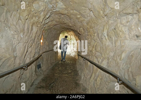 Israele. Rosh Hanikra la bianca scogliera è una scogliera di gesso sulla spiaggia di Upper-Galilee sul confine tra Israele e il Libano, questo tunnel è stato utilizzato da Foto Stock