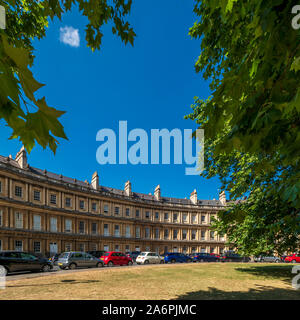 Il Circus è una strada storica di grandi case cittadine nella città di Bath, formando un cerchio con tre ingressi. Progettato dall'architetto John Wood. Foto Stock