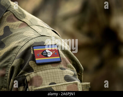 Eswatini, noto anche come Swaziland bandiera sul braccio di soldati. Regno di Eswatini bandiera in uniforme militare. Esercito, truppe militari, Africa (collage). Foto Stock
