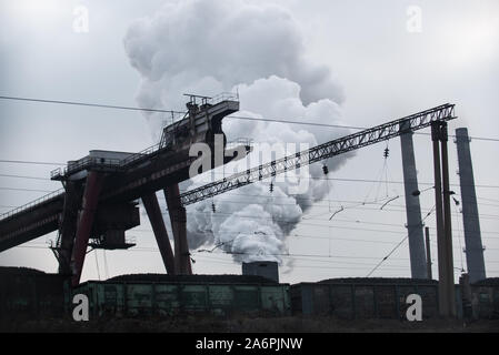 Mariupol, Ucraina. 25 ott 2019. Vista dell'Azov Stal impianto siderurgico in Mariupol.I due grandi impianti metallurgici basato in Mariupol sono i Azovstal Ferro e acciaio di opere e la Ilyich Ferro e acciaio opere parte del Gruppo Metinvest. Secondo l ecologia ucraino Ministero relazione nel 2016 Ilyich pianta prodotti più di 1,7 milioni di tonnellate di emissioni nocive in atmosfera e di Azov Stal prodotta 78,600 tonnellate di inquinanti atmosferici e versato 1,4 milioni di metri cubi di rifiuti nel Mar di Azov situate a. Nel 2018 l'Ucraina del Ministero della Sanità ha messo in guardia il pubblico per evitare di nuotare in qualsiasi delle spiagge Foto Stock