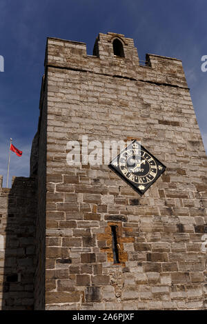 Antico orologio meccanico ,xvi secolo,Castle Rushen, Castletown. Isola di Man Regno Unito. Foto Stock