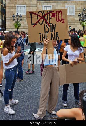 Barcellona, il venerdì per la futura dimostrazione, segni e persone Foto Stock