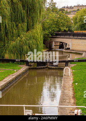 Kennet & Avon Canal - serratura 7, bagno, Somerset, Regno Unito. Foto Stock