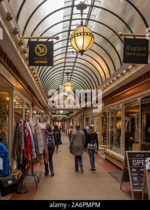 Il Corridoio è una delle più antiche gallerie al dettaglio del mondo, progettata dall'architetto Henry Goodridge, costruita nel 1825, a Bath, Somerset, Inghilterra. Foto Stock