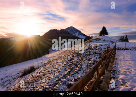 Tramonto panoramico con sunray oltre le Alpi bavaresi vicino a Tegernsee Foto Stock