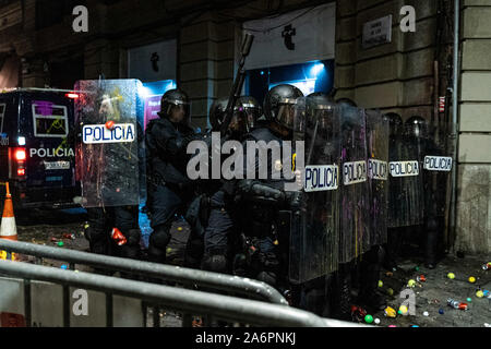 Barcellona, Spagna. 26 ott 2019. Poliziotti di stare in linea per spingere indietro i manifestanti vicino alla sede della polizia nazionale spagnola vigore a Barcellona, Spagna, il 26 ottobre, 2019. Credito: Joan Gosa/Xinhua/Alamy Live News Foto Stock