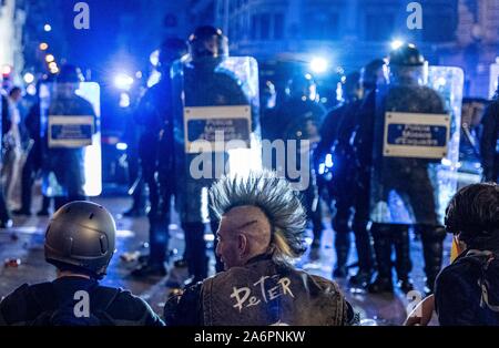 Barcellona, Spagna. 26 ott 2019. Il catalano pro-indipendenza dimostranti rally vicino alla sede della polizia nazionale spagnola vigore a Barcellona, Spagna, il 26 ottobre, 2019. Credito: Joan Gosa/Xinhua/Alamy Live News Foto Stock