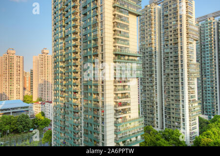 In prossimità di edifici di appartamenti a Shanghai Foto Stock