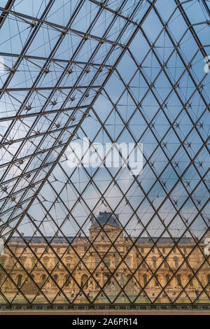 Bella vista verticale dell'Ala Richelieu attraverso il quadrato vetri della piramide del Louvre a Parigi dalla metropolitana di lobby. Foto Stock