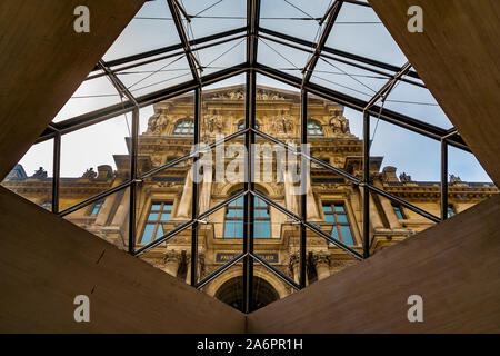 Vista artistico della bella facciata dell'Ala Richelieu attraverso un diamante a forma di apertura, coperto con lastre di vetro della piramide del Louvre in... Foto Stock