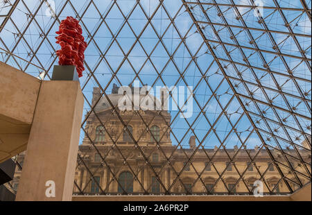 Vista speciale di Ala Richelieu attraverso il vetro della piramide del Louvre a Parigi dalla metropolitana di lobby e del museo con il rosso della scultura ... Foto Stock