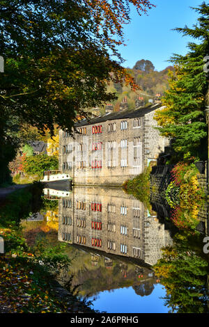 Tessitori Cottages riflessa in Rochdale Canal, Hebden Bridge, West Yorkshire Foto Stock