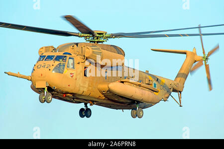 Forza Aerea israeliana IAF Sikorsky CH-53 Sea Stallion elicottero in volo IAF nome in codice Yasur Foto Stock