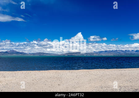 Panorama lago Manasarovar con il blu del cielo. Luogo di preghiera, la calma e la meditazione.Tibet,Kailas, Cina. Foto Stock