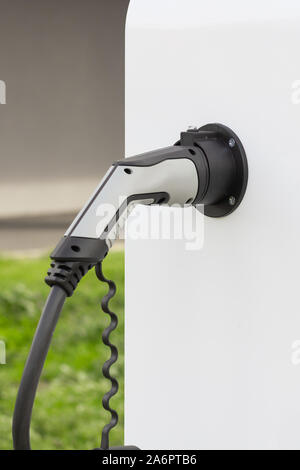 Elettrici moderni caricabatterie rapido per apparecchiature elettriche o di automobili ibride. Alta tecnologia caricabatteria per strada verde di guida di PHEV. Ecologia friendly caricabatterie Foto Stock