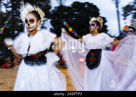 Los Angeles, California, USA. Xv Mar, 2019. I partecipanti eseguono durante la dia De Los Muertos (Giorno dei Morti) processione sul Alvarado Street a Los Angeles.L'evento celebra la vita dei cari defunti e include una processione serale, altari, azteca ballerini e cranio face painting. Credito: Ronen Tivony SOPA/images/ZUMA filo/Alamy Live News Foto Stock