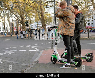 Colonia, Germania - 27 Ottobre 2019: E-mobility in Germania: abitanti di Colonia provando scooter elettrici. Foto Stock