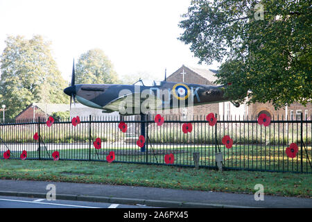 Biggin Hill, Regno Unito. 28 ott 2019. Biggin Hill consiglieri e un gruppo di volontari posti Poppies in parte anteriore della Cappella di St George e sui lampioni nella zona circostante. Il Gate dei tutori, i quali sono uno Spitfire ed Hurricane sono un omaggio al celebre airfield che è stato utilizzato durante la Guerra Mondiale ll Credito: Keith Larby/Alamy Live News Foto Stock