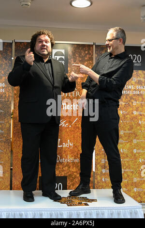 Bad Hersfeld, Germania. 28 ott 2019. Joern Hinkel (l), direttore della Bad Hersfelder Festspiele, e direttore e autore Gil Mehmert stand su un tavolo durante la presentazione del programma per la stagione 2020 e ricreare una scena liberamente in base al dramma e film 'Der Club der Toten Dichter" (il Club dei poeti morti). Hinkel andrà in scena la premiere europeo (26 giugno 2020) del dramma. Credito: Uwe Zucchi/dpa/Alamy Live News Foto Stock