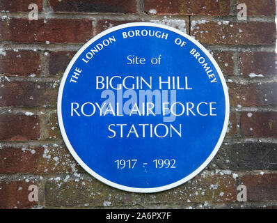 Biggin Hill, Regno Unito. 28 ott 2019. Biggin Hill consiglieri e un gruppo di volontari posti Poppies in parte anteriore della Cappella di St George e sui lampioni nella zona circostante. Il Gate dei tutori, i quali sono uno Spitfire ed Hurricane sono un omaggio al celebre airfield che è stato utilizzato durante la Guerra Mondiale ll Credito: Keith Larby/Alamy Live News Foto Stock