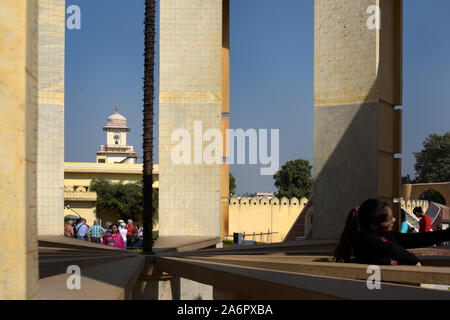 Il Jantar Mantar è una raccolta di diciannove architettonico strumenti astronomici costruito dal Kachwaha Rajput re Sawai Jai Singh II, il fondatore Foto Stock