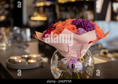 Bellissimo mazzo di fiori colorati in vaso di vetro Foto Stock