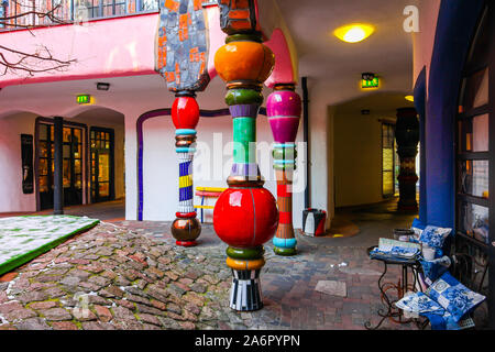 Magdeburg, Germania - 25 Febbraio 2019: edificio colorato di Hundertwasser arte con mosaico. Un angolo caffetteria di fronte a due punti della casa Hundertwasser Foto Stock