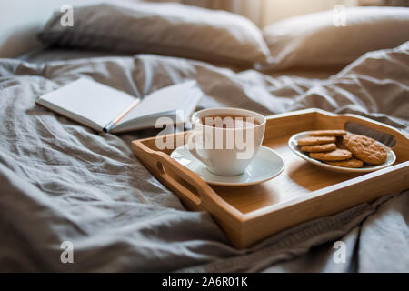 La prima colazione di tè e biscotti con un magazzino in un letto di grigio al mattino Foto Stock