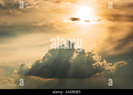 Drammatica scena Cloud con raggi di sole piercing appena dopo la tempesta Foto Stock